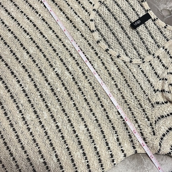 Off white w black stripes cold shoulder top, small - Picture 4 of 7